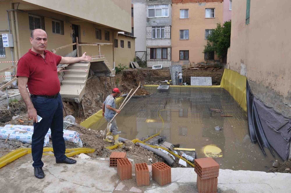 İzmir’de sağanak yağış sonrası 2 apartmanın girişinde çökme meydana geldi