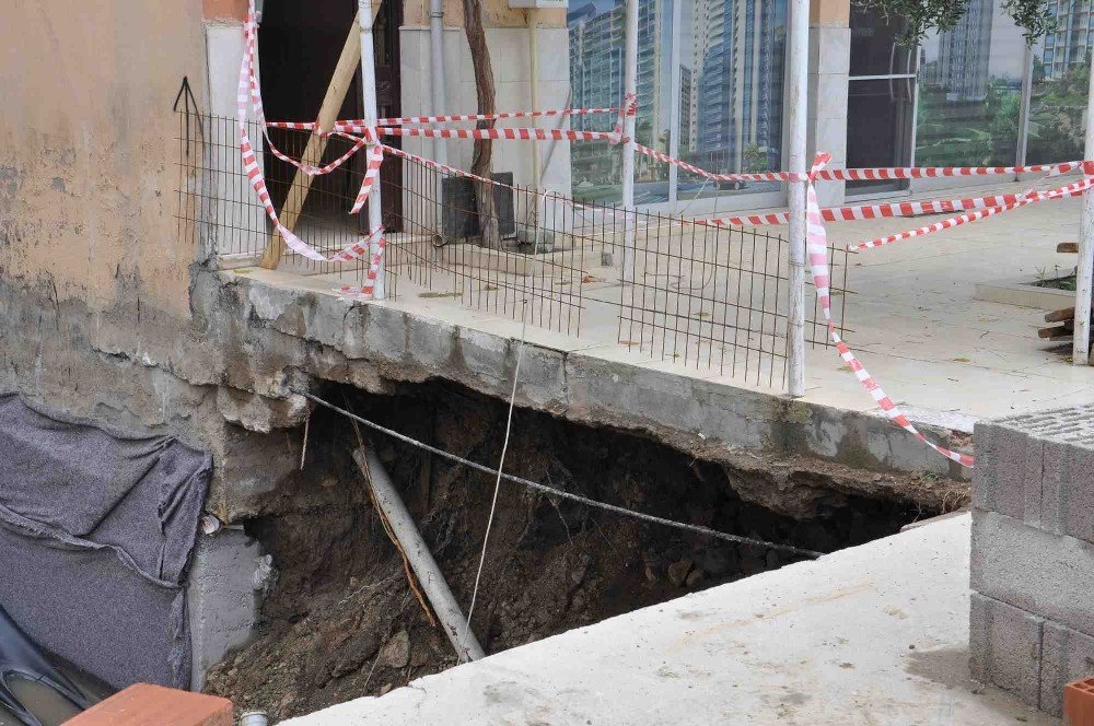 İzmir’de sağanak yağış sonrası 2 apartmanın girişinde çökme meydana geldi