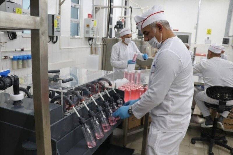 Tutuklu ve hükümlüler 3 ayda 15 milyon maske, 100 ton kolonya üretti