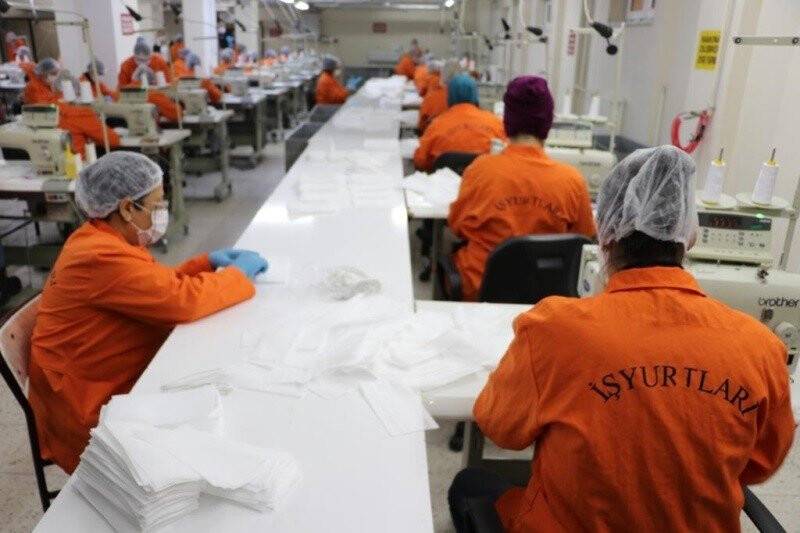 Tutuklu ve hükümlüler 3 ayda 15 milyon maske, 100 ton kolonya üretti