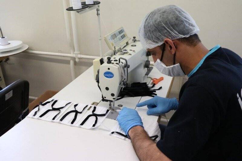 Tutuklu ve hükümlüler 3 ayda 15 milyon maske, 100 ton kolonya üretti