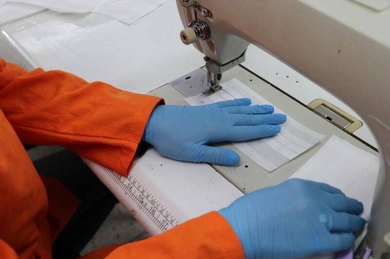 Tutuklu ve hükümlüler 3 ayda 15 milyon maske, 100 ton kolonya üretti