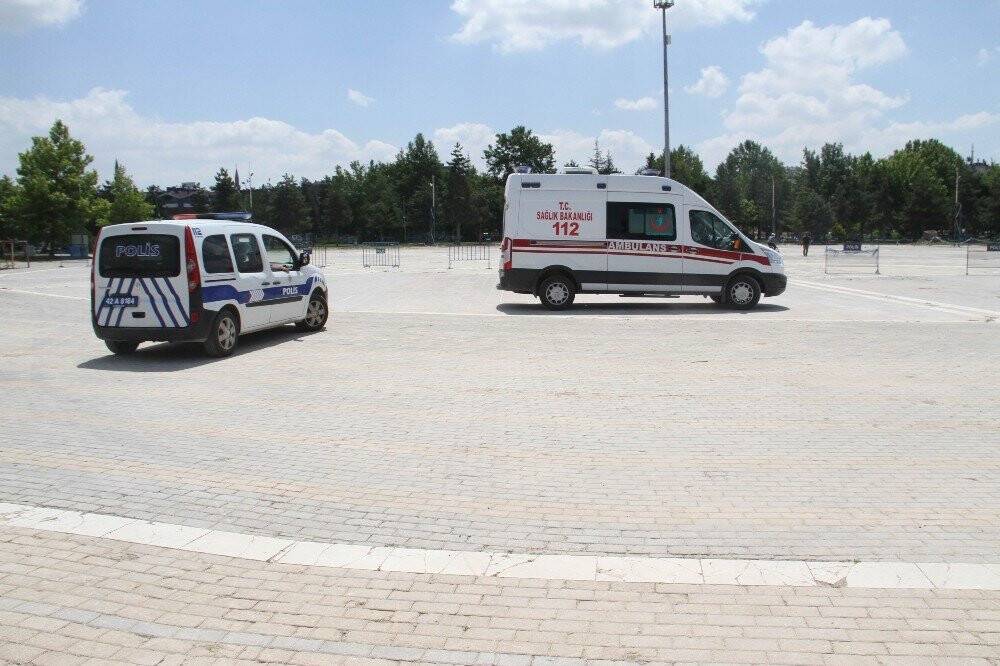 Göle atlayan kadını  polisler kurtardı