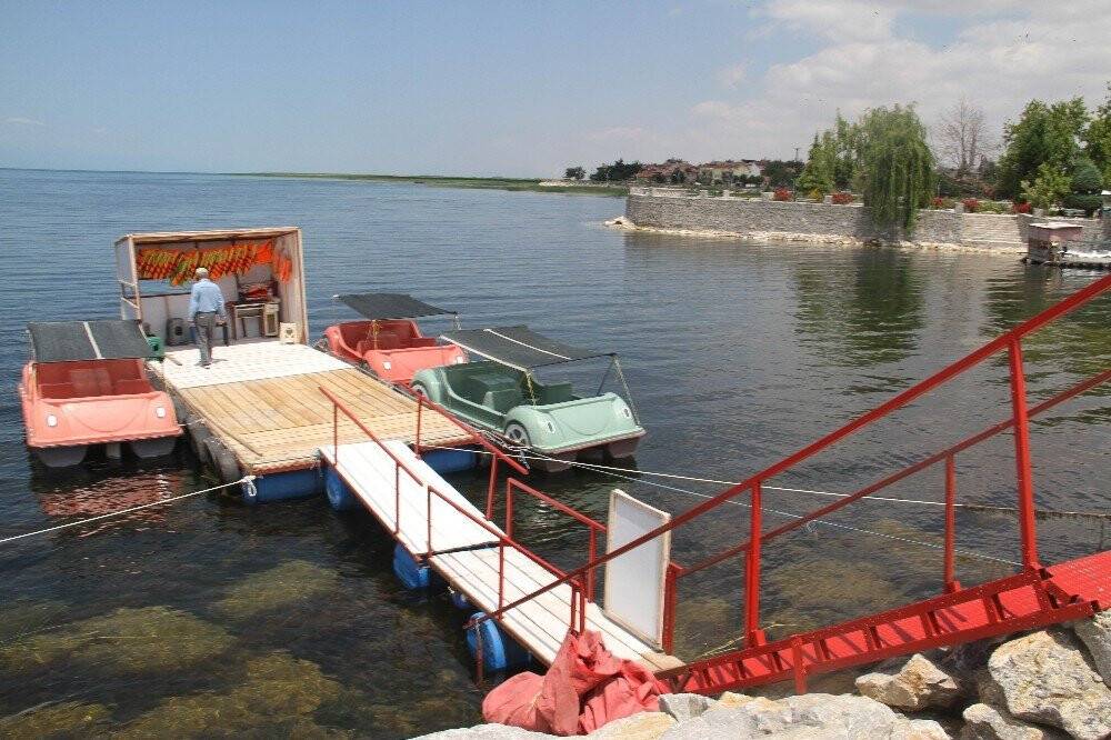 Göle atlayan kadını  polisler kurtardı