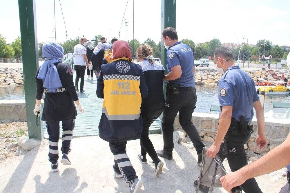 Göle atlayan kadını  polisler kurtardı