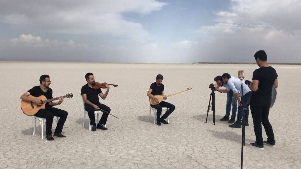 Doğa harikası Tuz Gölü klip mekanına dönüştü