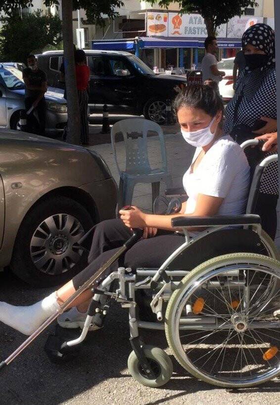 YKS öncesi ayağı kırıldı tekerlekli sandalyeyle gitti