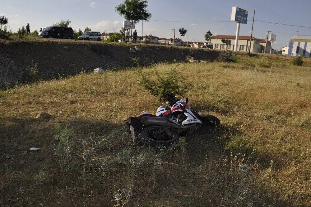 Konya'da Yarış motosikleti şarampole uçtu