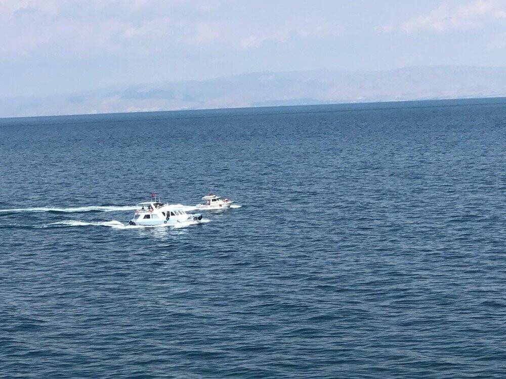 Göçmenleri taşıyan batık tekneyi arama çalışmaları devam ediyor