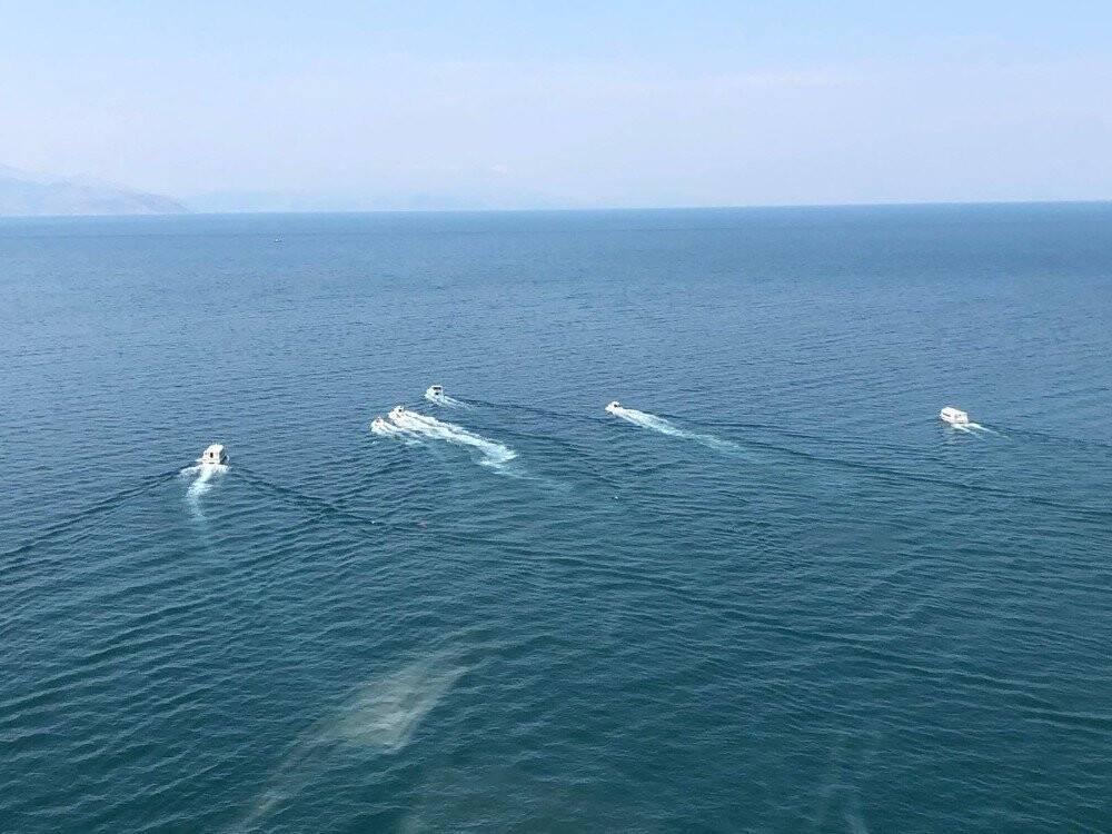 Göçmenleri taşıyan batık tekneyi arama çalışmaları devam ediyor