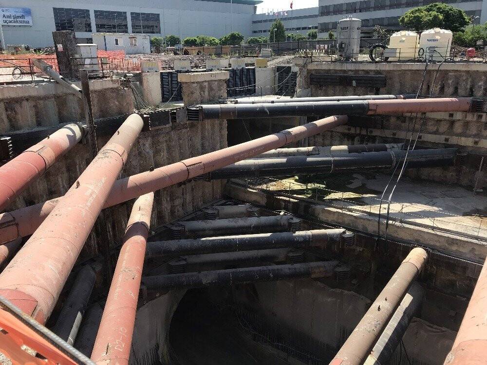 Bakan Karaismailoğlu havalimanı metro inşaatını denetledi