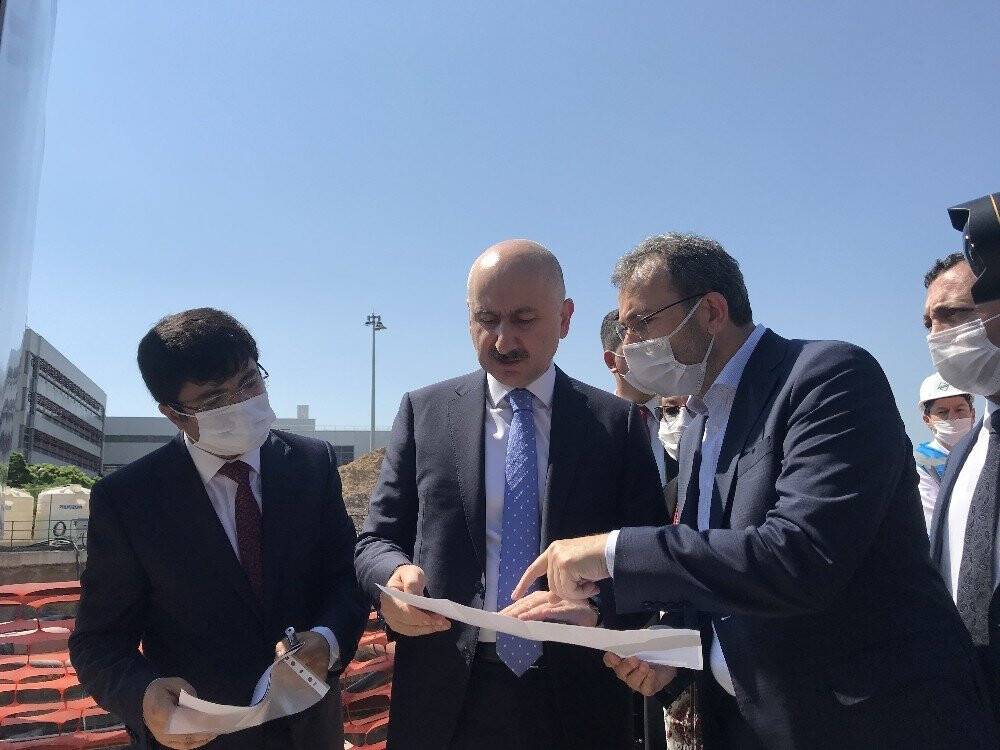 Bakan Karaismailoğlu havalimanı metro inşaatını denetledi