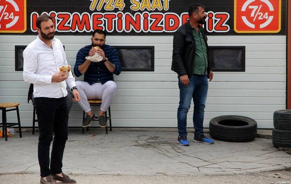 Yemek yiyerek binanın yıkılmasını izlediler