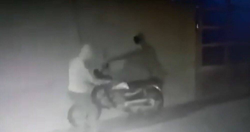 Motosikleti çalamayınca bırakıp gittiler