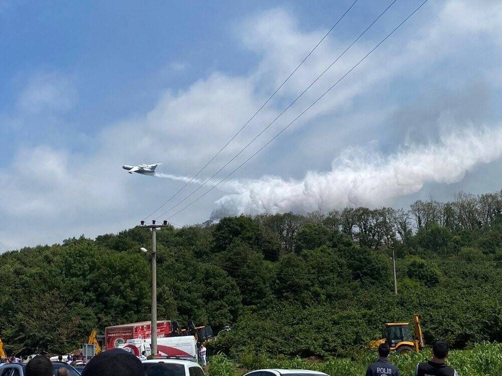 Sakarya’daki büyük yangına uçakla müdahele edildi