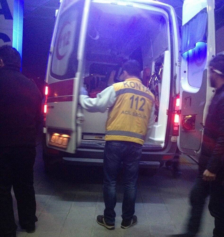 Saman balyalarını istiflerken düşen genç yaralandı