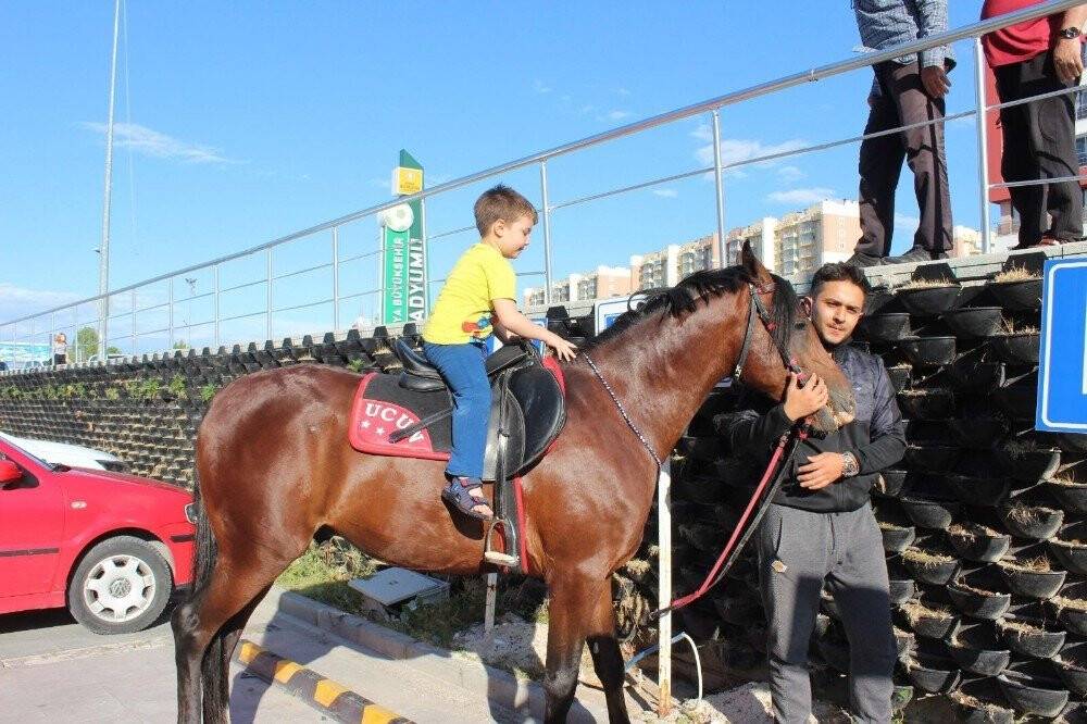 Atına yakıt almak isteyince binlerce kez izlendi