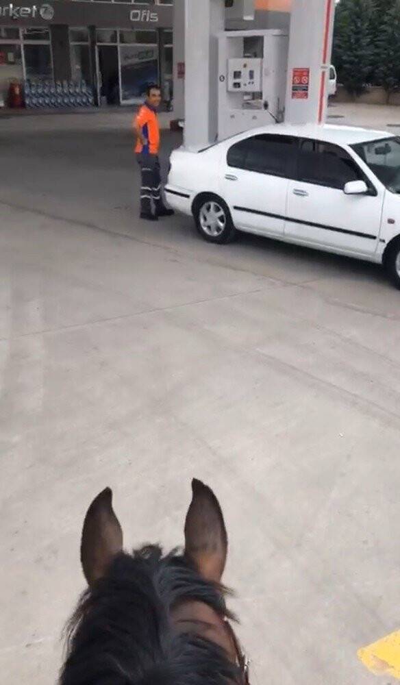 Atına yakıt almak isteyince binlerce kez izlendi