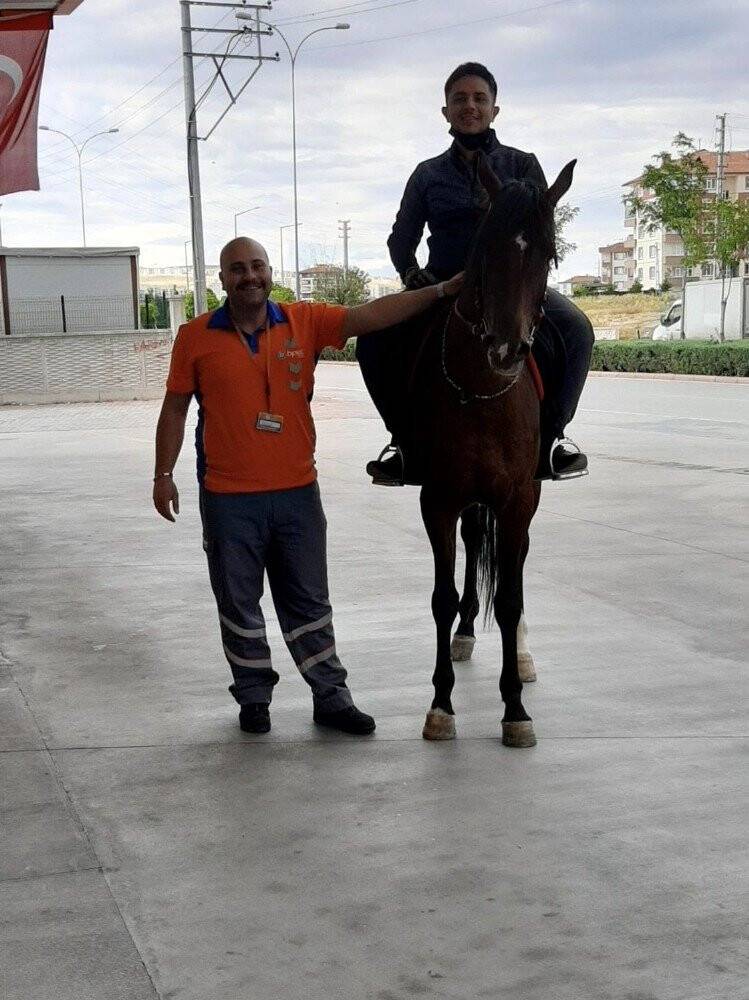 Atına yakıt almak isteyince binlerce kez izlendi