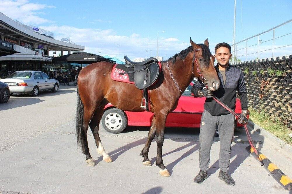 Atına yakıt almak isteyince binlerce kez izlendi
