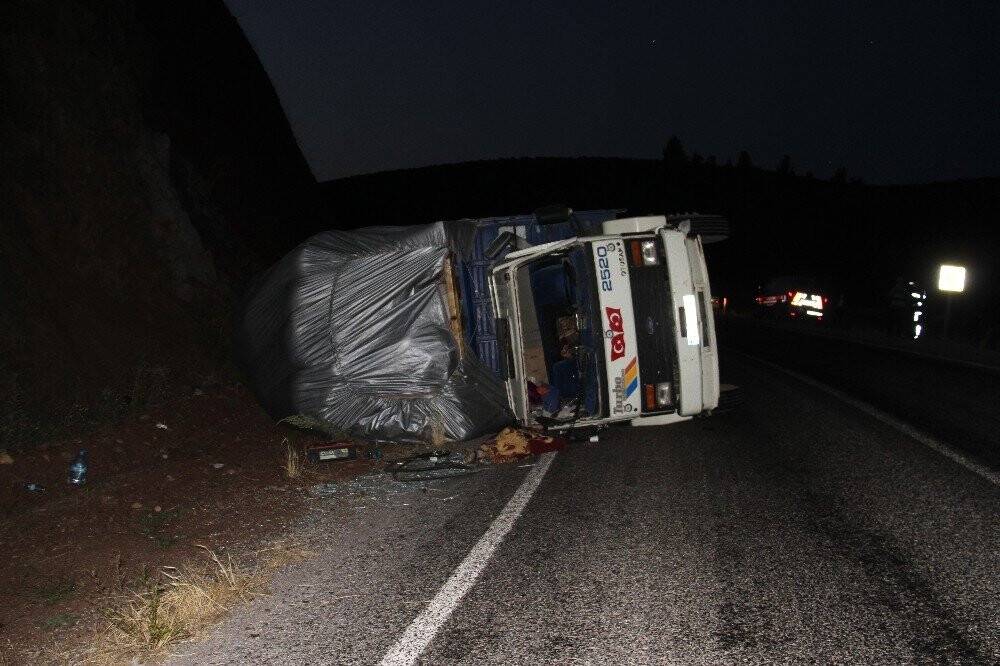 Konya’da kamyon devrildi: 2 yaralı