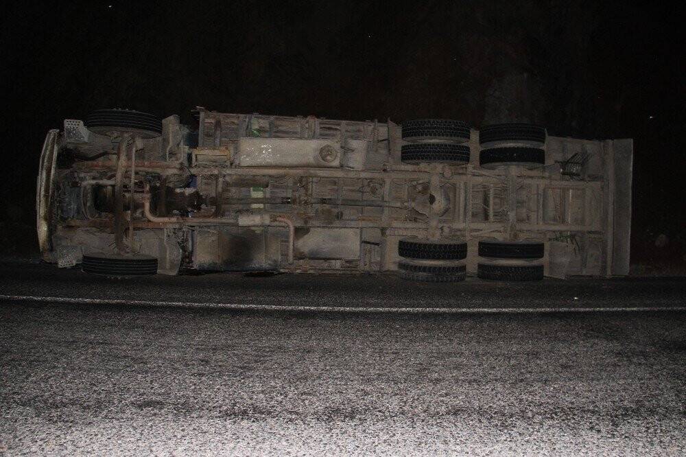 Konya’da kamyon devrildi: 2 yaralı