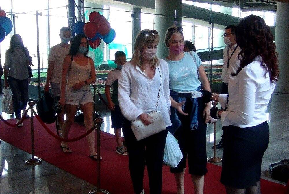 Sezonun ilk turist kafilesi lokumla karşılandı