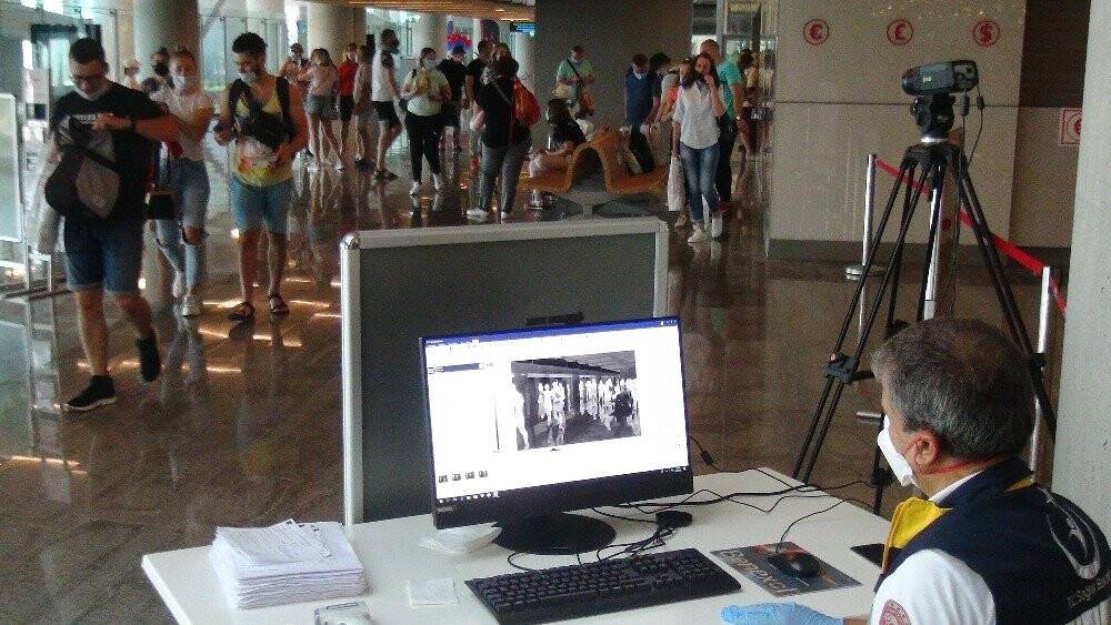 Sezonun ilk turist kafilesi lokumla karşılandı