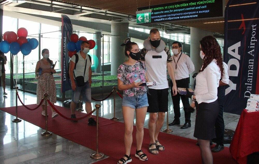 Sezonun ilk turist kafilesi lokumla karşılandı