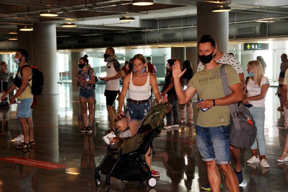 Sezonun ilk turist kafilesi lokumla karşılandı