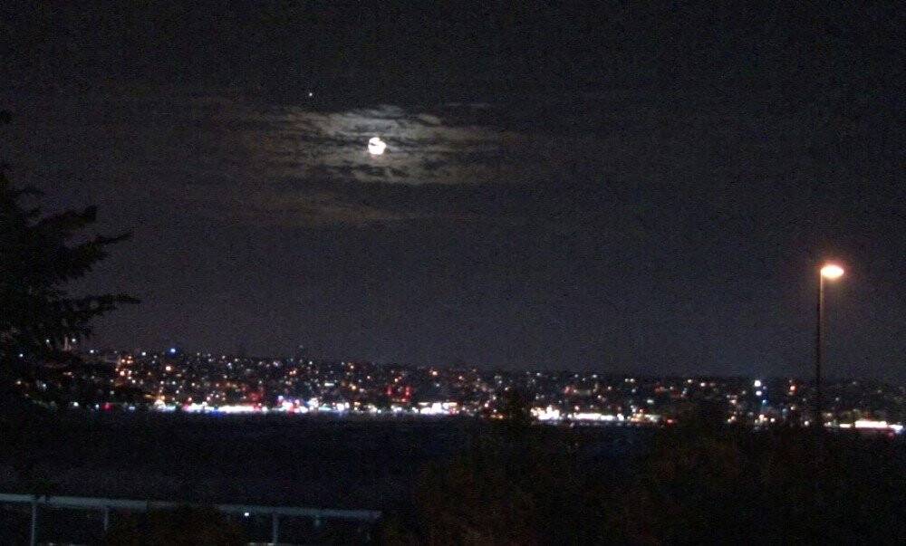 Dolunaylı İstanbul manzarası mest etti