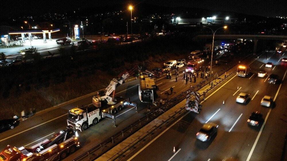 Yolcu otobüsü devrildi: 1 ölü, 14 yaralı