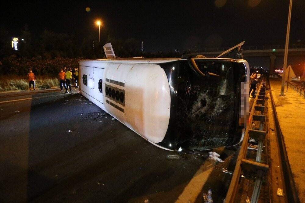 Yolcu otobüsü devrildi: 1 ölü, 14 yaralı