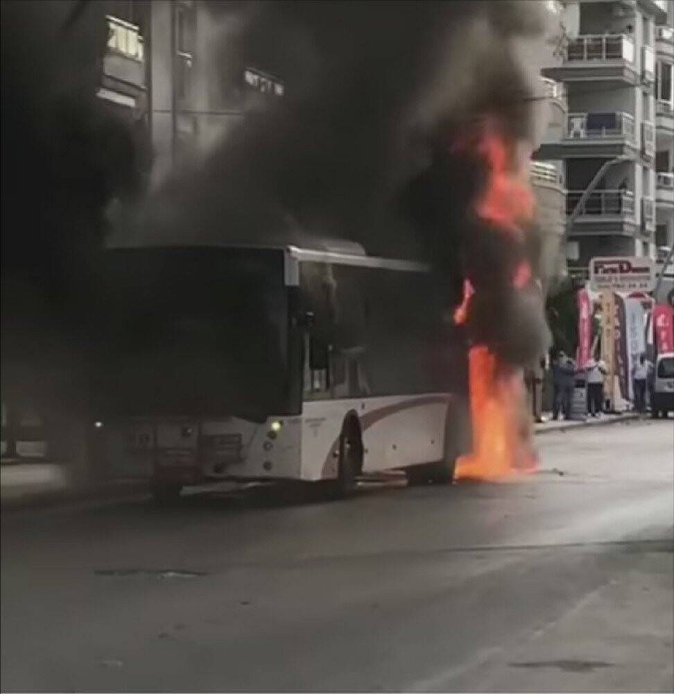 İzmir’de faciadan dönüldü, belediye otobüse alev alev yandı
