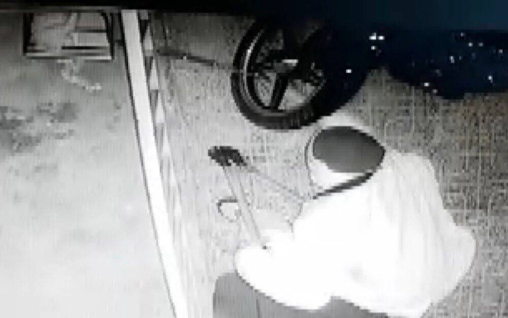 Kamerayı kırdığını zannetti, kendisini kayda aldı