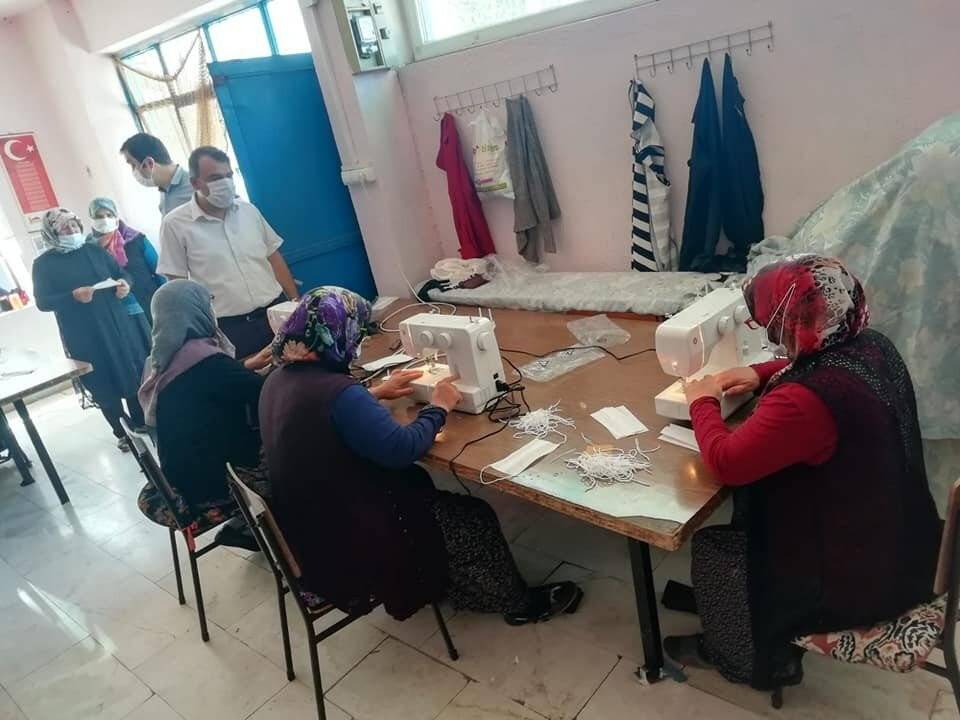 Derebucak’ta gönüllü usta öğreticilermaske üretiyor