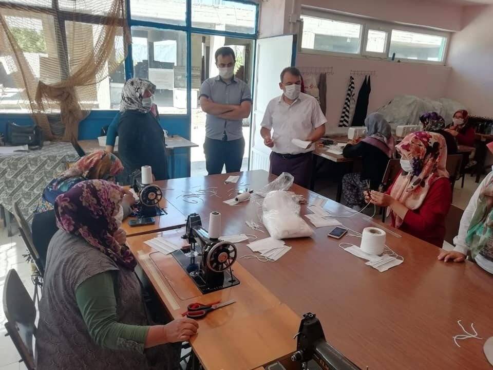 Derebucak’ta gönüllü usta öğreticilermaske üretiyor