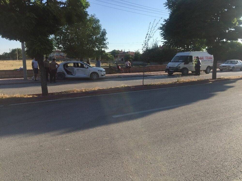Kulu’da minibüsle otomobil çarpıştı