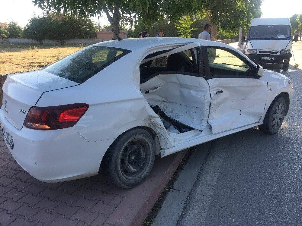 Kulu’da minibüsle otomobil çarpıştı