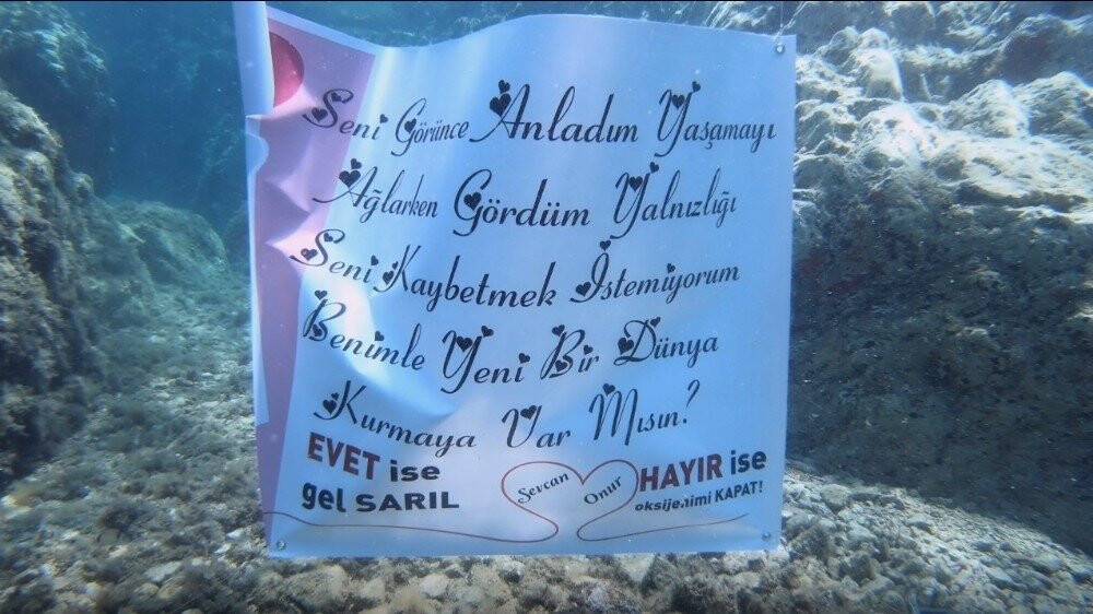 Suyun metrelerce altında sürpriz evlilik teklifi