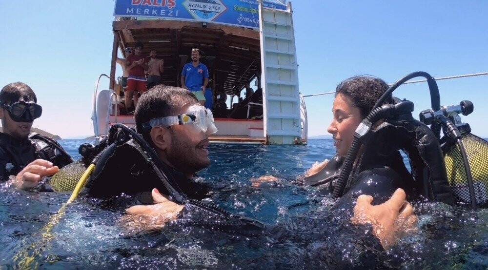 Suyun metrelerce altında sürpriz evlilik teklifi