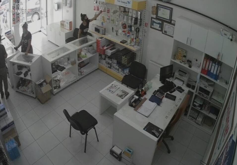 Konya’da flash bellek hırsızlığı kamerada