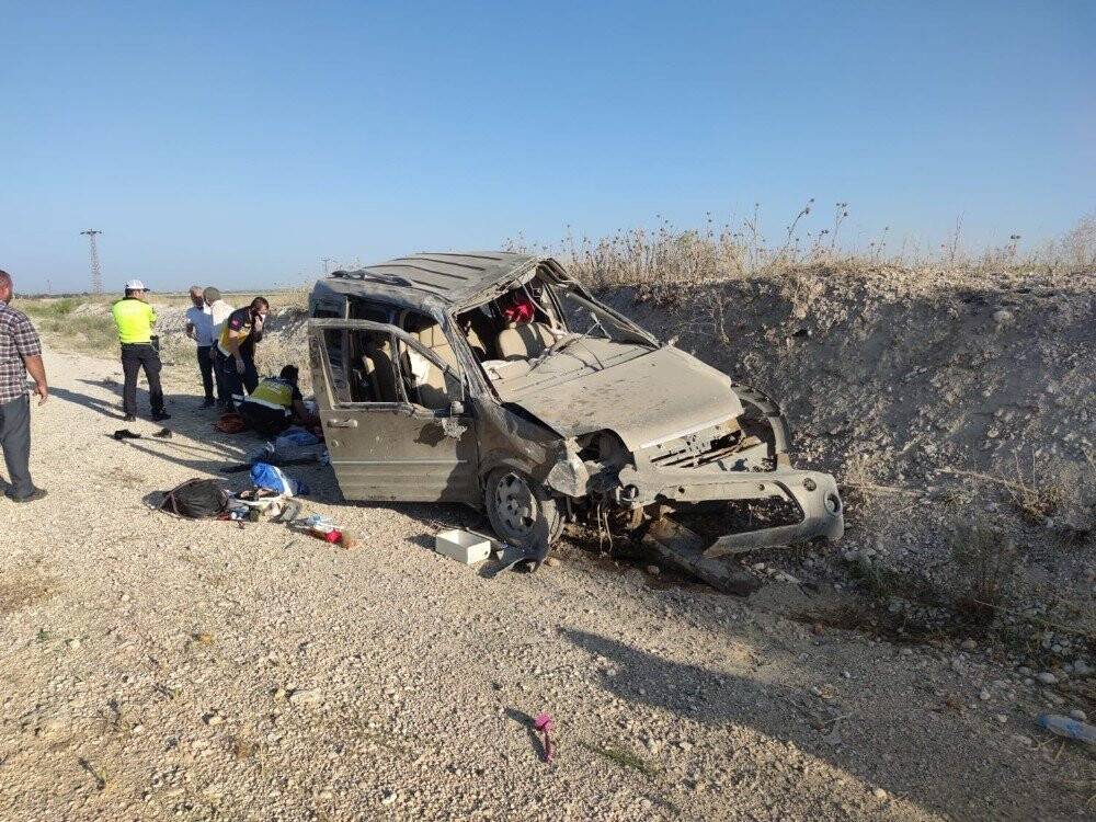 Konya'da kontrolden çıkan araç takla attı