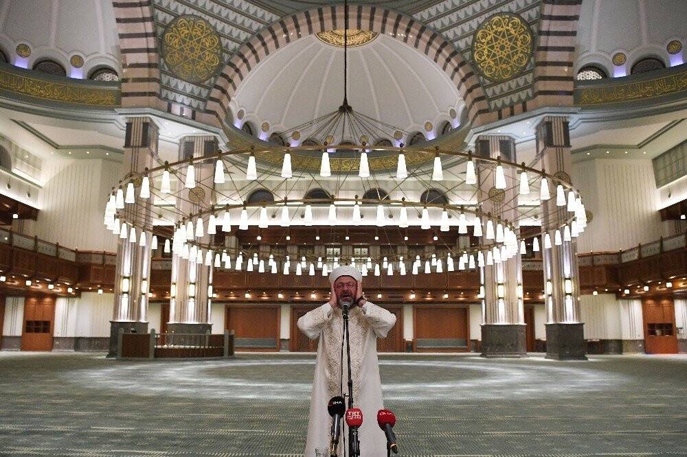 15 Temmuz gecesi için Millet Camisinde sela okudu(TIKLA&İZLE)