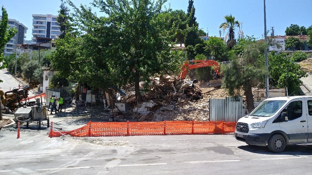 Metro inşaatı esnasında hasar gören iş yeri tedbir amaçlı yıkıldı