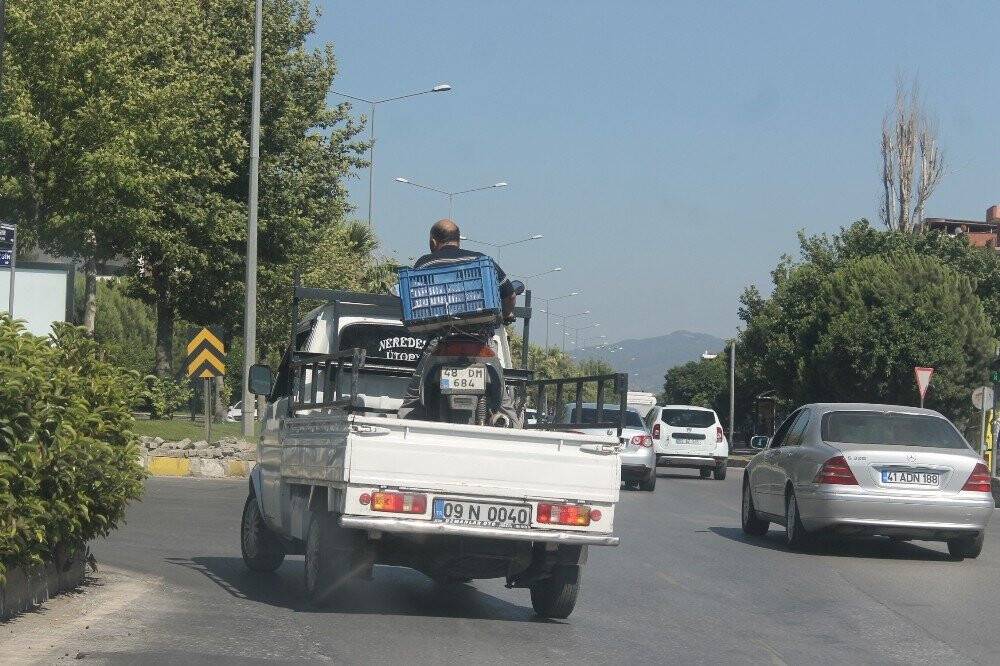 Motosiklet üzerinde ilginç yolculuk