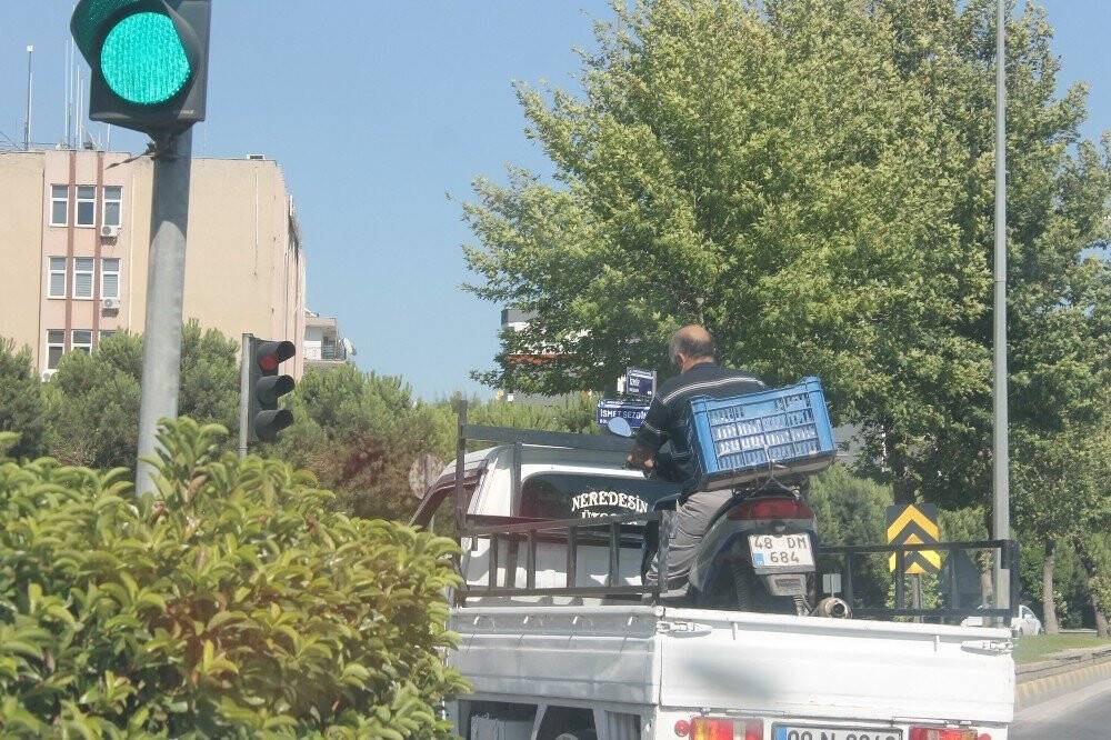 Motosiklet üzerinde ilginç yolculuk