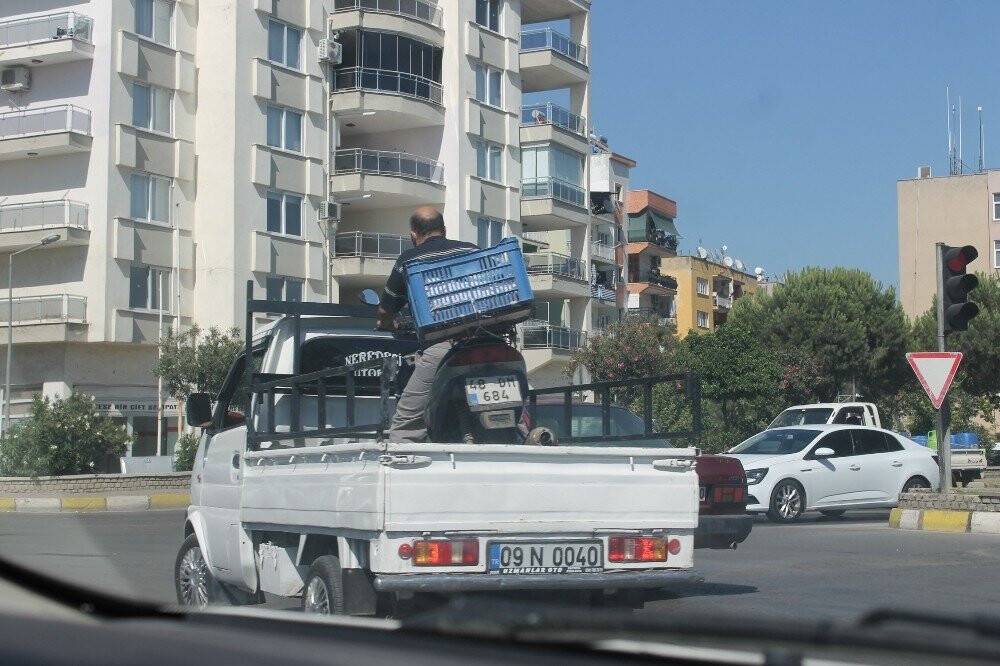 Motosiklet üzerinde ilginç yolculuk