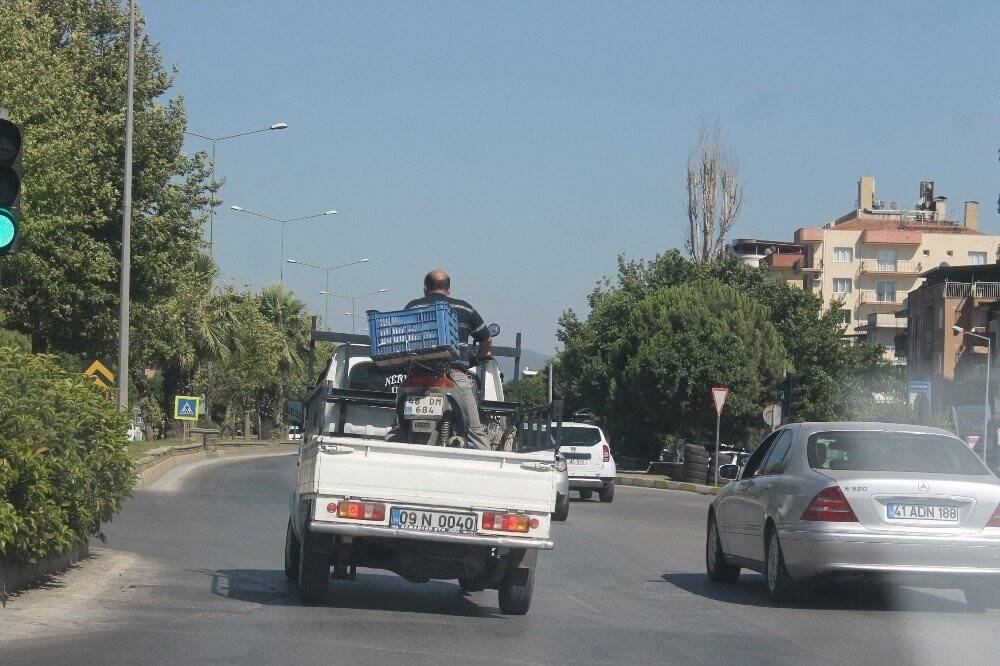Motosiklet üzerinde ilginç yolculuk