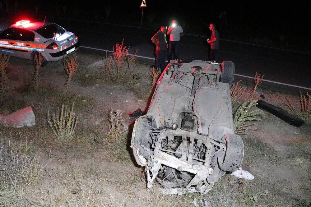 Takla atan otomobil hurdaya döndü: 1 ölü, 2 yaralı